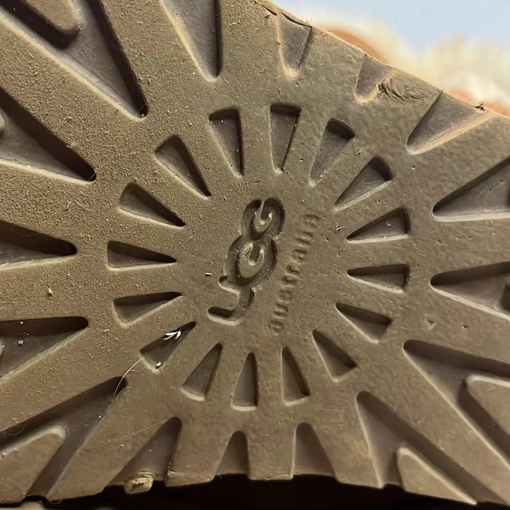 UGG Australia-8-chestnut brown classic comfy Cozy Sheepskin Boots  button detail - Picture 9 of 15